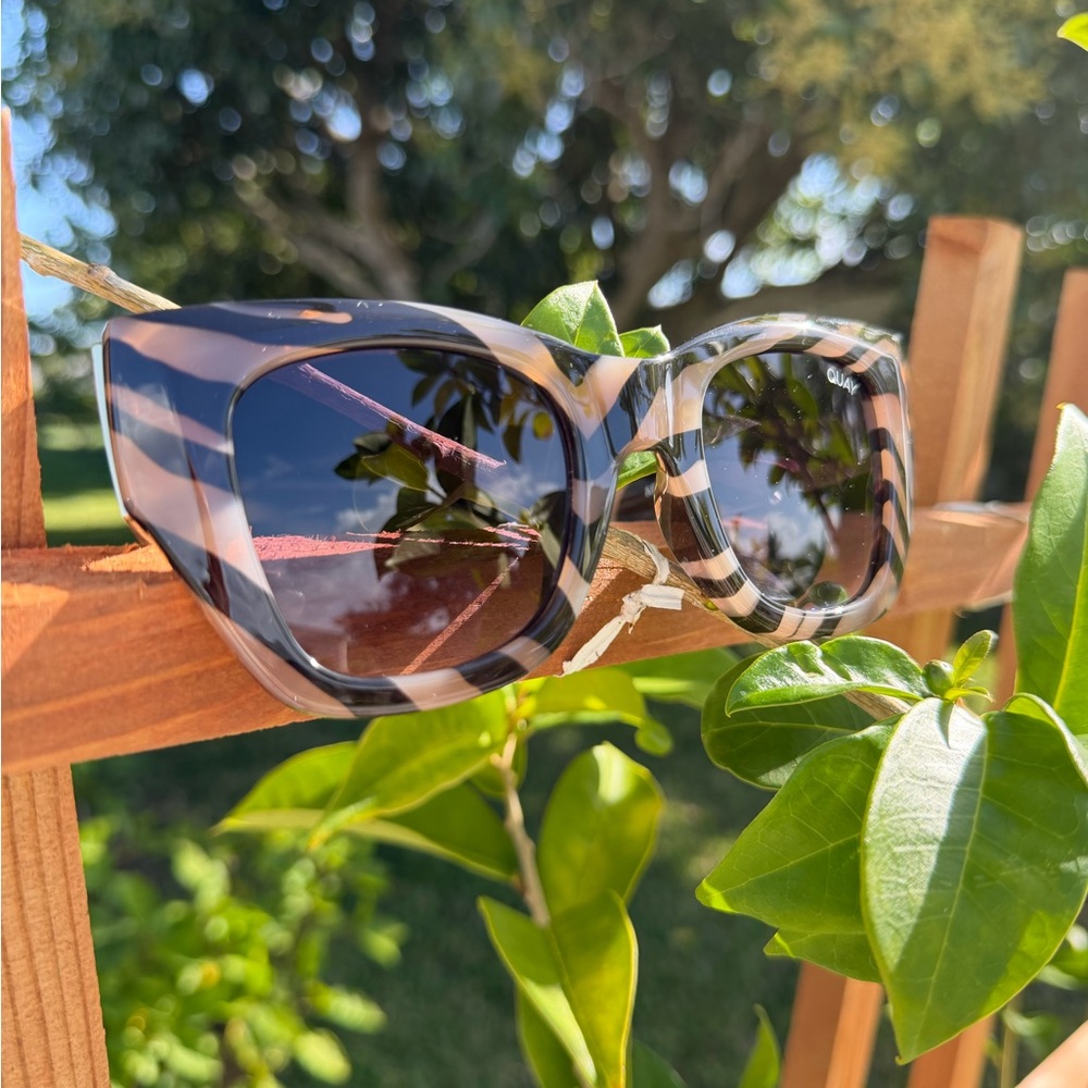 QUAY AUSTRALIA After Hours Bevel Zebra Stripe Frame Smoke Lens Sunglasses 100% U - Picture 6 of 16